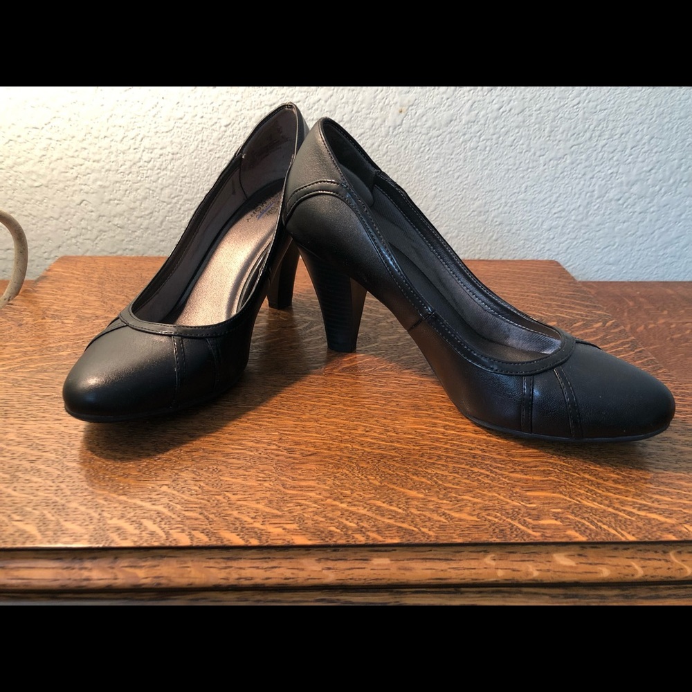 LifeStride black pumps size 9W.
